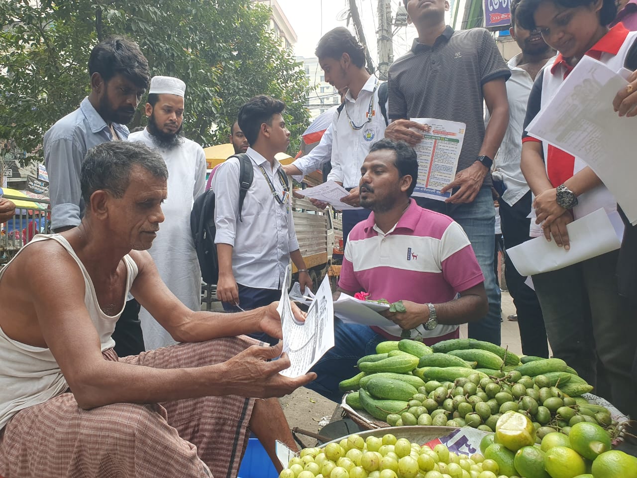 সাম্য ও মানবিক বাংলাদেশ বিনির্মাণে তারেক রহমান এর বার্তা নিয়ে তেজগাঁও কলেজ ছাত্রদলের বিপ্লবী সাংগঠনিক সম্পাদক ইয়াছিঁন ভূইঁয়া নেতৃত্বে লিফলেট বিতরণ।