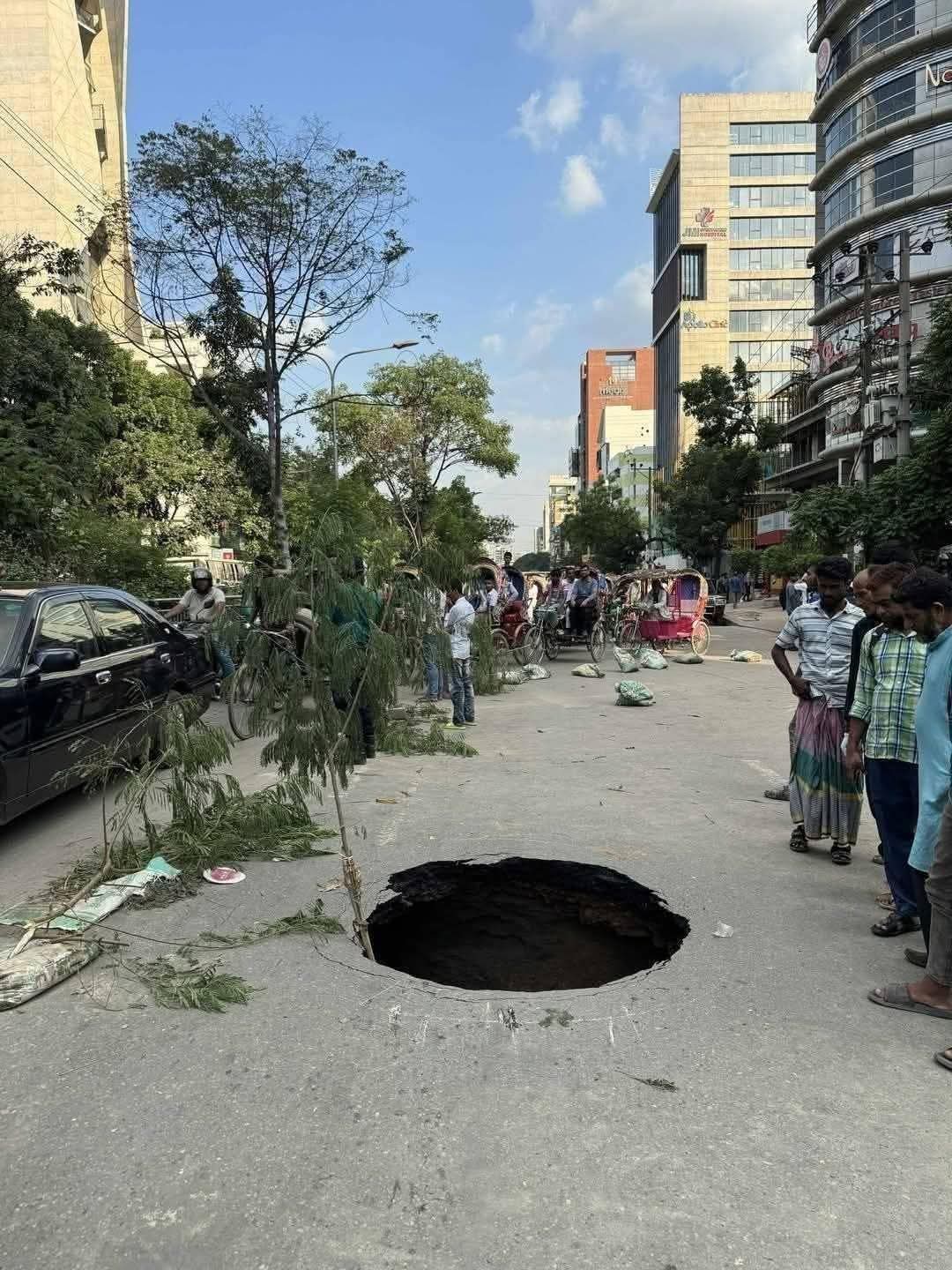 ঢাকায় প্রথম সিংকহোল! — শংকরে সাত মসজিদ রোডে যান চলাচল বন্ধ